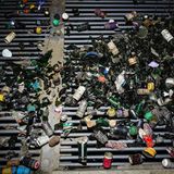 Nach dem Trocknen wird gesiebt: Die Scherben fallen durch das Gitter. Schraubverschlüsse, Korken und Bügelverschlüsse bleiben zurück. 