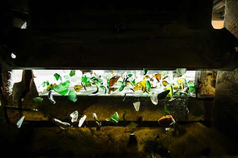 Tanzendes Glas: Kameras prüfen jede einzelne Scherbe. Sie aktivieren Luftventile, die bunte Scherben aus dem Weißglas pusten und umgekehrt. Auch Porzellan und stark verschmutztes Glas werden auf diese Weise aussortiert.