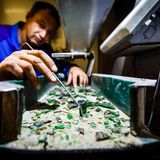 Ein Mitarbeiter prüft das vorsortierte Glas.