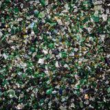 Das fertige Granulat wird in Glashütten eingeschmolzen und zu neuen Verpackungen gegossen. Eine herkömmliche Glasflasche besteht im Schnitt zu rund 60 Prozent aus Altglas.  Die wenigen weißen und blauen Scherben im Grünglas sind nicht schlimm. Von allen Glassorten schluckt Grünglas am ehesten fremde Farben.