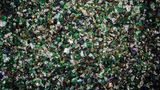 Das fertige Granulat wird in Glashütten eingeschmolzen und zu neuen Verpackungen gegossen. Eine herkömmliche Glasflasche besteht im Schnitt zu rund 60 Prozent aus Altglas.  Die wenigen weißen und blauen Scherben im Grünglas sind nicht schlimm. Von allen Glassorten schluckt Grünglas am ehesten fremde Farben.