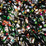 Fuhre mit Grünglas: Verbraucher werfen auch weiße Flaschen ins Buntglas - und umgekehrt. Hier etwa die leeren Nutella-Gläser. Ganze Flaschen werden von Hand aussortiert. Um kleinere Scherben kümmern sich die Maschinen.