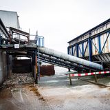 Auf Förderbändern wandert das Altglas in die Anlage. Große Magneten ziehen die Eisendeckel aus den Scherben, die Deckel landen in einem eigens abgetrennten Bereich. (links)