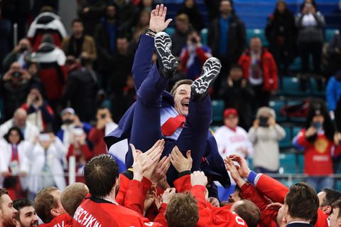 Nach ihrem Olympia-Sieg feiern russische Hockey-Spieler ihren Trainer Oleg Snarok