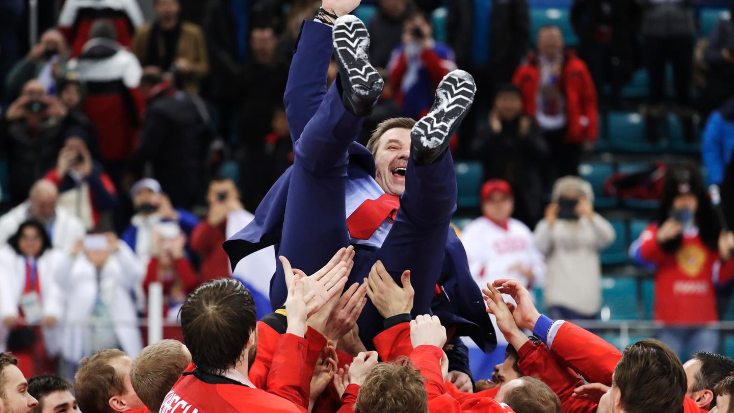 Nach ihrem Olympia-Sieg feiern russische Hockey-Spieler ihren Trainer Oleg Snarok