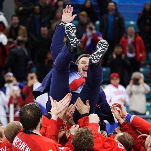 Nach ihrem Olympia-Sieg feiern russische Hockey-Spieler ihren Trainer Oleg Snarok