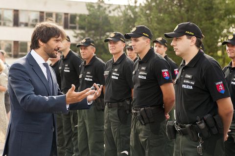 Innenminister Robert Kalinak mit Polizisten in Bratislava