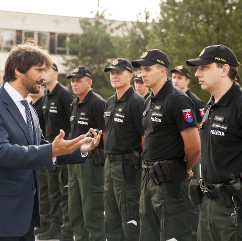Innenminister Robert Kalinak mit Polizisten in Bratislava