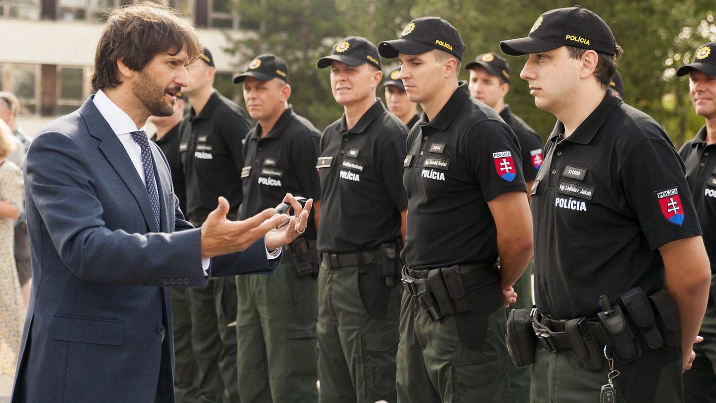 Innenminister Robert Kalinak mit Polizisten in Bratislava