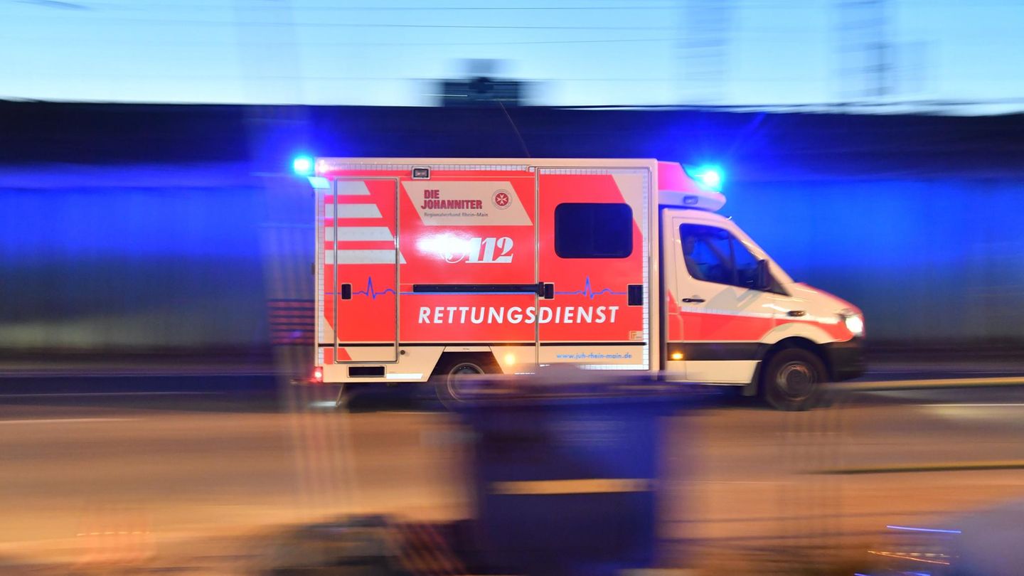 Ein Rettungswagen mit eingeschaltetem Blauclicht fährt durch Frankfurt.