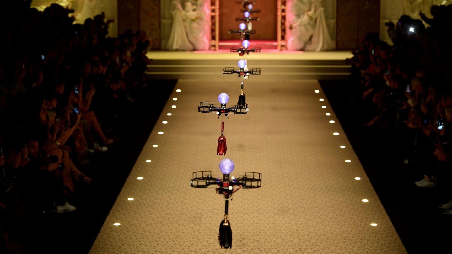 Fliegende Handtaschen bei "Dolce&Gabbana"