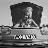 Fotomodel im Kofferraum