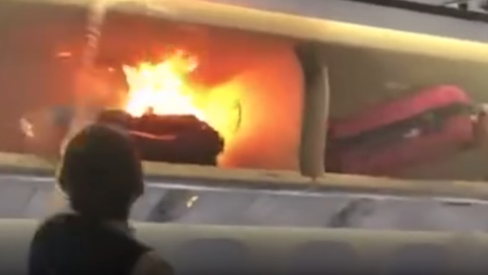 Powerbank fängt Feuer : Flugpassagier bekämpft offenes Feuer mit O-Saft