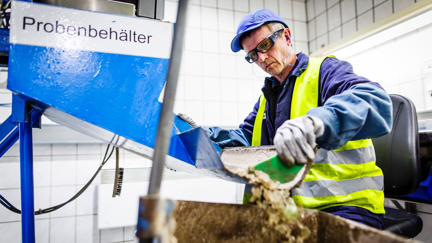 Weiterverarbeitung in der Glashütte: Ein Scherbeneingangskontrolleur entnimmt aus der Lieferung eine 50 Kilogramm schwere Probe und prüft die Qualität des Rohstoffs.