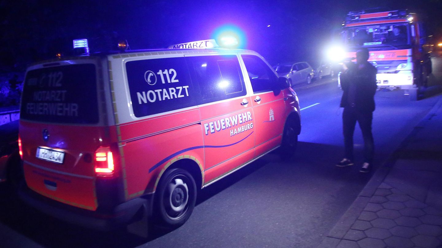 Ein Notarztwagen fährt an einem Haus in Hamburg-Schnelsen entlang.