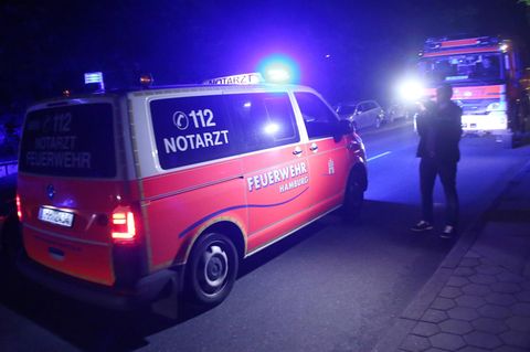 Ein Notarztwagen fährt an einem Haus in Hamburg-Schnelsen entlang.