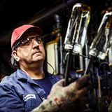 Ein Mitarbeiter prüft die Gläser, die eine typische Form besitzen - nämlich die für Würstchen.