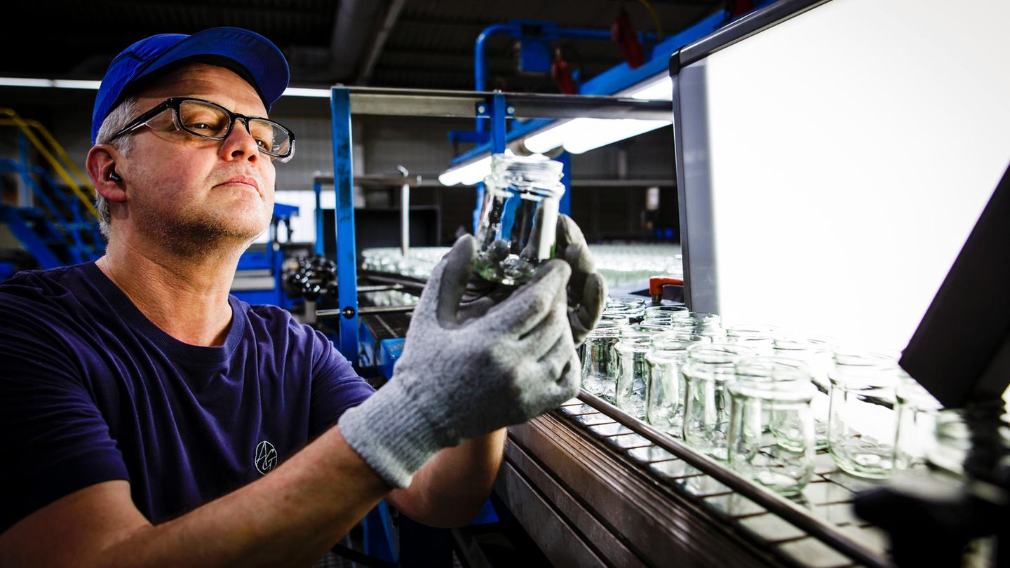 Die Gläser - mittlerweile abgekühlt - werden noch einmal in Augenschein genommen: Sind Einschlüsse zu sehen? Gläser mit Einschlüssen würden beim Abfüllen kaputt gehen und hohe Kosten verursachen.