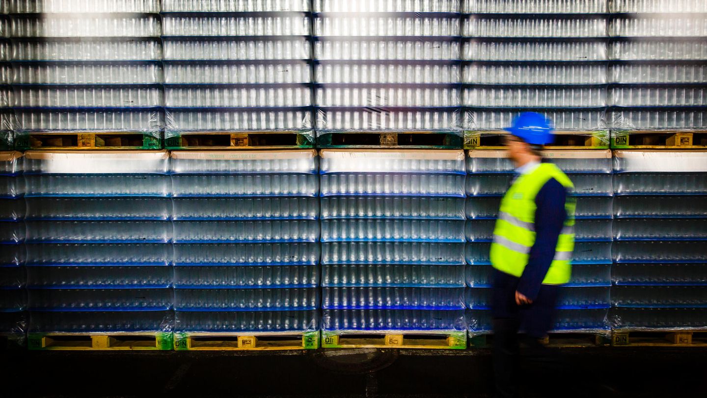 Die Gläser warten fertig verpackt auf den Abtransport zum Kunden. Dort werden die Verpackungen gefüllt, mit Etiketten versehen und zum Supermarkt geliefert. Der Kreislauf schließt sich. 