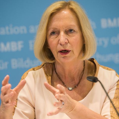 Bundesbildungsministerin Johanna Wanka zeigte der AfD die rote Karte und wurde jetzt vom obersten deutschen Gericht zurückgepfiffen