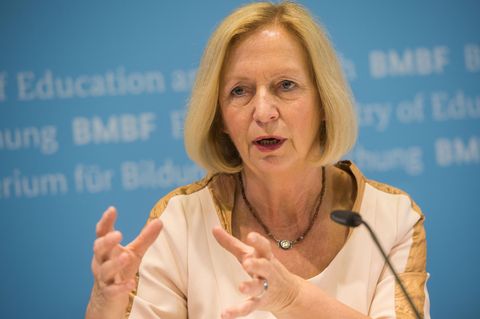 Bundesbildungsministerin Johanna Wanka zeigte der AfD die rote Karte und wurde jetzt vom obersten deutschen Gericht zurückgepfiffen