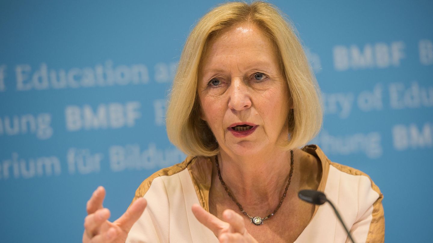 Bundesbildungsministerin Johanna Wanka zeigte der AfD die rote Karte und wurde jetzt vom obersten deutschen Gericht zurückgepfiffen