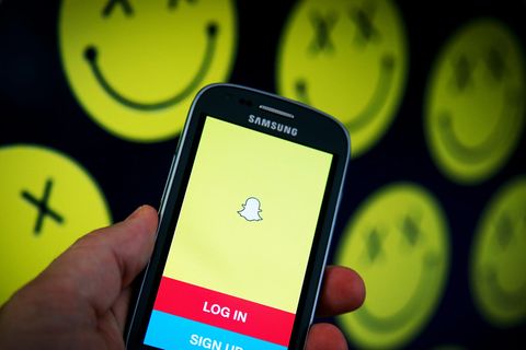 Die App Snapchat ist auf einem Samsung-Smartphone geöffnet, im Hintergrund sind morbide Smilys zu sehen