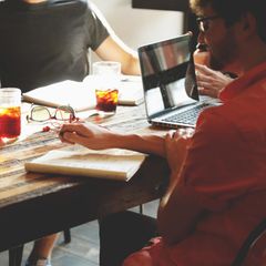 Junge Menschen im Büro