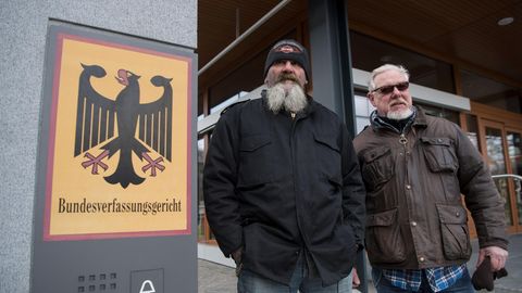 "Hupe" (l.), Vorstand der Bandidos Gelsenkirchen, und Lutz Schelhorn, Präsident der Hells Angels Stuttgart.