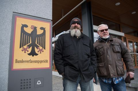 "Hupe" (l.), Vorstand der Bandidos Gelsenkirchen, und Lutz Schelhorn, Präsident der Hells Angels Stuttgart.
