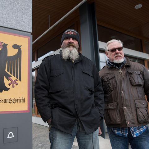 "Hupe" (l.), Vorstand der Bandidos Gelsenkirchen, und Lutz Schelhorn, Präsident der Hells Angels Stuttgart.