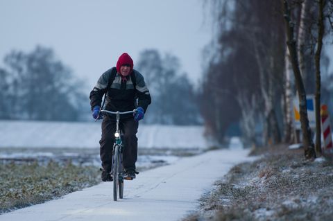 Wetter Ein Radfahrer fährt bei eisigen Temperaturen durch Niedersachsen