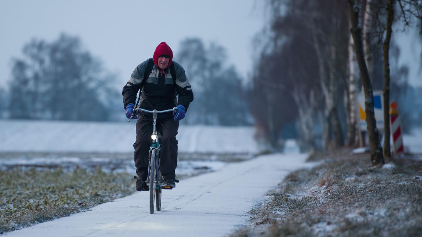 Wetter Ein Radfahrer fährt bei eisigen Temperaturen durch Niedersachsen