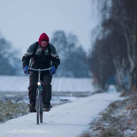 Wetter Ein Radfahrer fährt bei eisigen Temperaturen durch Niedersachsen