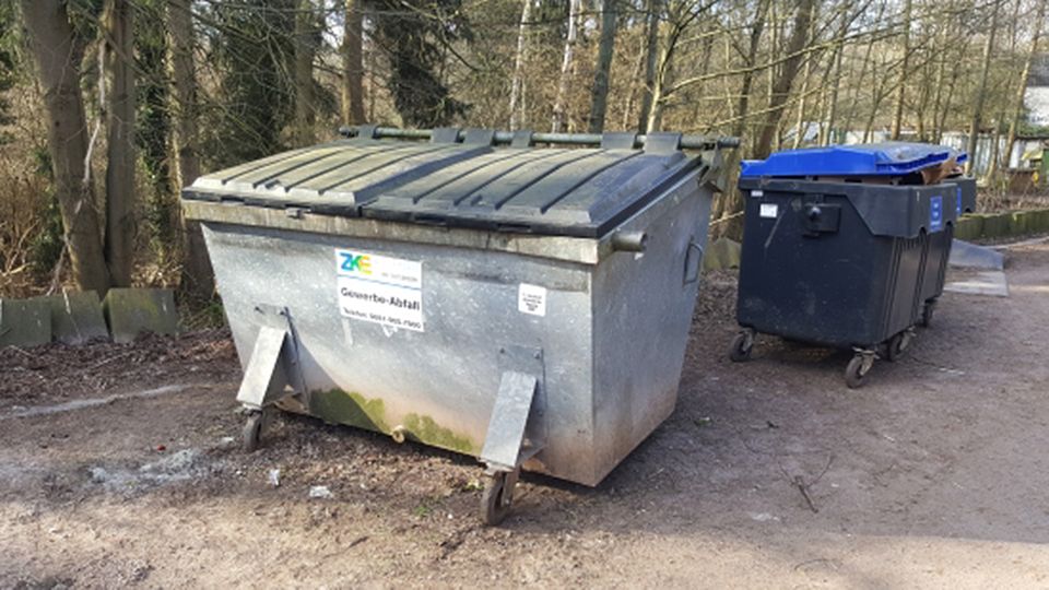 Der Müllcontainer, in dem die Hündin entdeckt wurde.