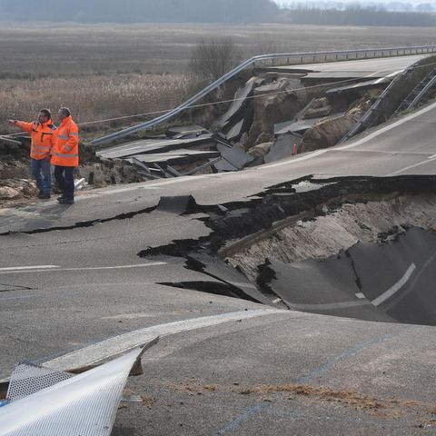 Die abgesackte A20 soll ab Spätsommer wieder einspurig befahrbar sein