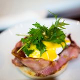 Australien  Auf dem australischen Kontinent isst man Middle Bacon, der Fett vom Schweinebauch und Fleisch von der Lende enthält. Normalerweise wird er in dicken Scheiben gebraten und mit Eiern serviert.