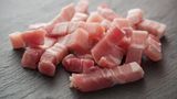Frankreich  Die Franzosen lieben ihren Speck gepökelt, fettig und am besten in dicken Streifen. Lardons, wie die Bacon-Streifen in Frankreich heißen, werden gebraten und zu Salat oder in einer Quiche serviert.