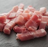 Frankreich  Die Franzosen lieben ihren Speck gepökelt, fettig und am besten in dicken Streifen. Lardons, wie die Bacon-Streifen in Frankreich heißen, werden gebraten und zu Salat oder in einer Quiche serviert.