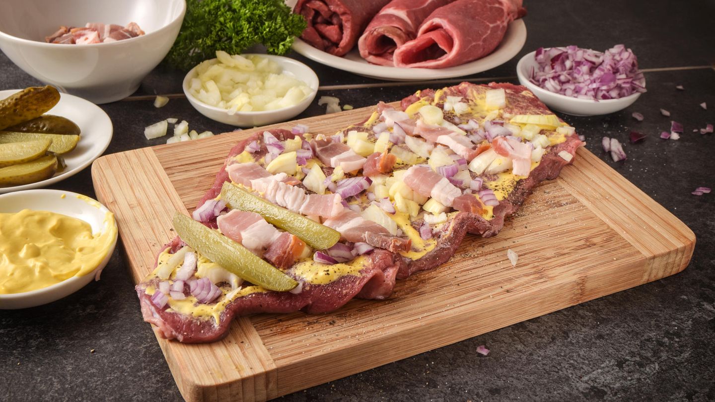 Geräuchert, mariniert, gegrillt: Deutschland Wir marinieren Schweinebauch mit Salz, räuchern ihn kalt und hängen ihn dann auf zum Trocknen. Der deutsche Speck hat einen ganz charakteristischen Geschmack und verfeinert viele Gerichte. Bestes Beispiel Rinderrouladen mit Speckstreifen, Essiggurken und Zwiebeln. Deutschland Wir marinieren Schweinebauch mit Salz, räuchern ihn kalt und hängen ihn dann auf zum Trocknen. Der deutsche Speck hat einen ganz charakteristischen Geschmack und verfeinert viele Gerichte. Bestes Beispiel Rinderrouladen mit Speckstreifen, Essiggurken und Zwiebeln.
