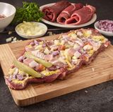 Deutschland  Wir marinieren Schweinebauch mit Salz, räuchern ihn kalt und hängen ihn dann auf zum Trocknen. Der deutsche Speck hat einen ganz charakteristischen Geschmack und verfeinert viele Gerichte. Bestes Beispiel Rinderrouladen mit Speckstreifen, Essiggurken und Zwiebeln.