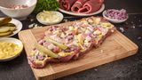 Deutschland  Wir marinieren Schweinebauch mit Salz, räuchern ihn kalt und hängen ihn dann auf zum Trocknen. Der deutsche Speck hat einen ganz charakteristischen Geschmack und verfeinert viele Gerichte. Bestes Beispiel Rinderrouladen mit Speckstreifen, Essiggurken und Zwiebeln.