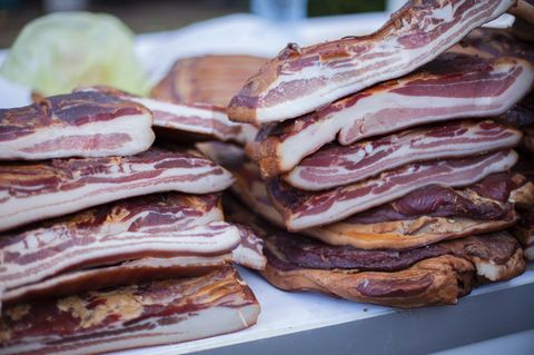 Ungarn  Die Ungarn lieben ihren Knoblauch-Bacon. Scheinebauch wird dafür für fünf Tage in einer Knoblauch-Salzlösung mariniert und dann mit Salz trocken mariniert und mit Rinderblut und Paprika bedeckt. Anschließend wird der Schweinebauch geräuchtert, um den Salz-Blut-Mantel wegzubrennen. 