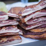 Ungarn  Die Ungarn lieben ihren Knoblauch-Bacon. Scheinebauch wird dafür für fünf Tage in einer Knoblauch-Salzlösung mariniert und dann mit Salz trocken mariniert und mit Rinderblut und Paprika bedeckt. Anschließend wird der Schweinebauch geräuchtert, um den Salz-Blut-Mantel wegzubrennen. 