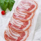 Italien  Der Pancetta, (italienisch für Bauchspeck), ist die beliebteste Form des Bacons. Das Bauchfleisch wird gepökelt, aber nicht geräuchert und meist gewürfelt und gebraten oder als Scheiben aufs Ciabatta gelegt. Man findet Pancetta oft in Pastasaucen. Wer keinen Guanciale, also Speck aus der Schweinebacke, zur Hand hat, kann für Spaghetti Carbonara auch auf Pancetta ausweichen.