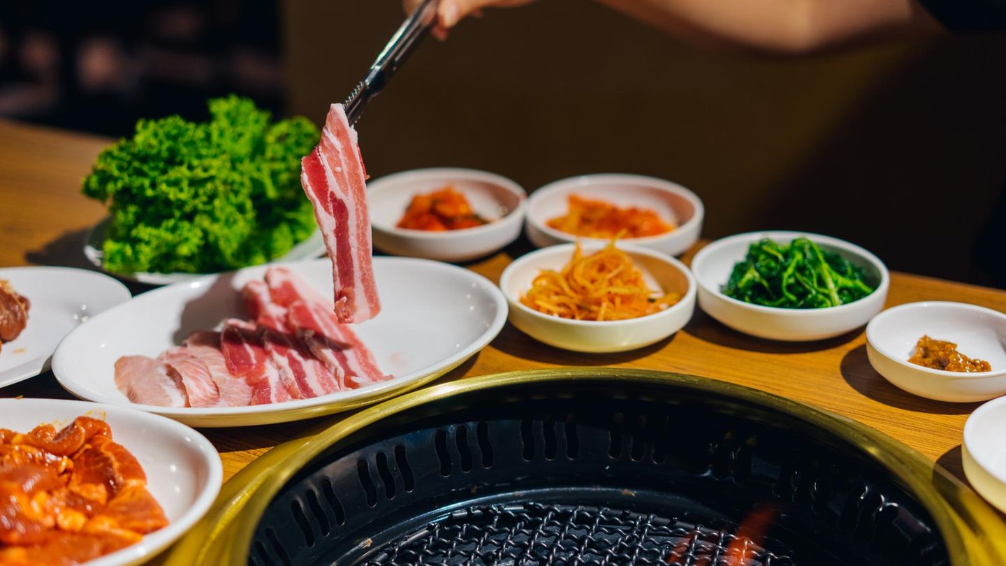 Korea  Rohe Scheiben vom Schweinebauch landen in Korea oft auf dem Grill und schmecken mit koreanischen Salaten, Gemüse und Beilagen.