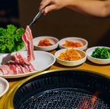 Korea  Rohe Scheiben vom Schweinebauch landen in Korea oft auf dem Grill und schmecken mit koreanischen Salaten, Gemüse und Beilagen.