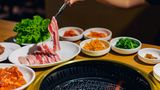 Korea  Rohe Scheiben vom Schweinebauch landen in Korea oft auf dem Grill und schmecken mit koreanischen Salaten, Gemüse und Beilagen.