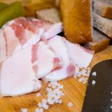Russland  In Russland ist Bacon als Salo bekannt, das ist gepökeltes Schweinefett mit wenig Fleischanteil, wenn überhaupt. Salo ist dem italienischen Lardo ähnlich. Gewürzt wird das Schweinefett mit Knoblauch, Pfeffer und Salz.