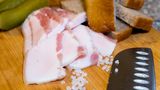 Russland  In Russland ist Bacon als Salo bekannt, das ist gepökeltes Schweinefett mit wenig Fleischanteil, wenn überhaupt. Salo ist dem italienischen Lardo ähnlich. Gewürzt wird das Schweinefett mit Knoblauch, Pfeffer und Salz.